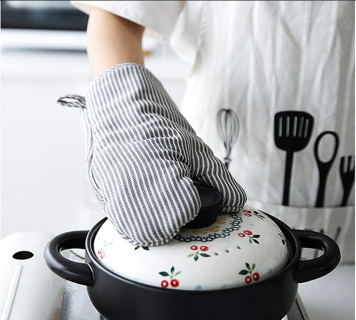 Heat Resistant Oven Mitts & Pot Holder Set