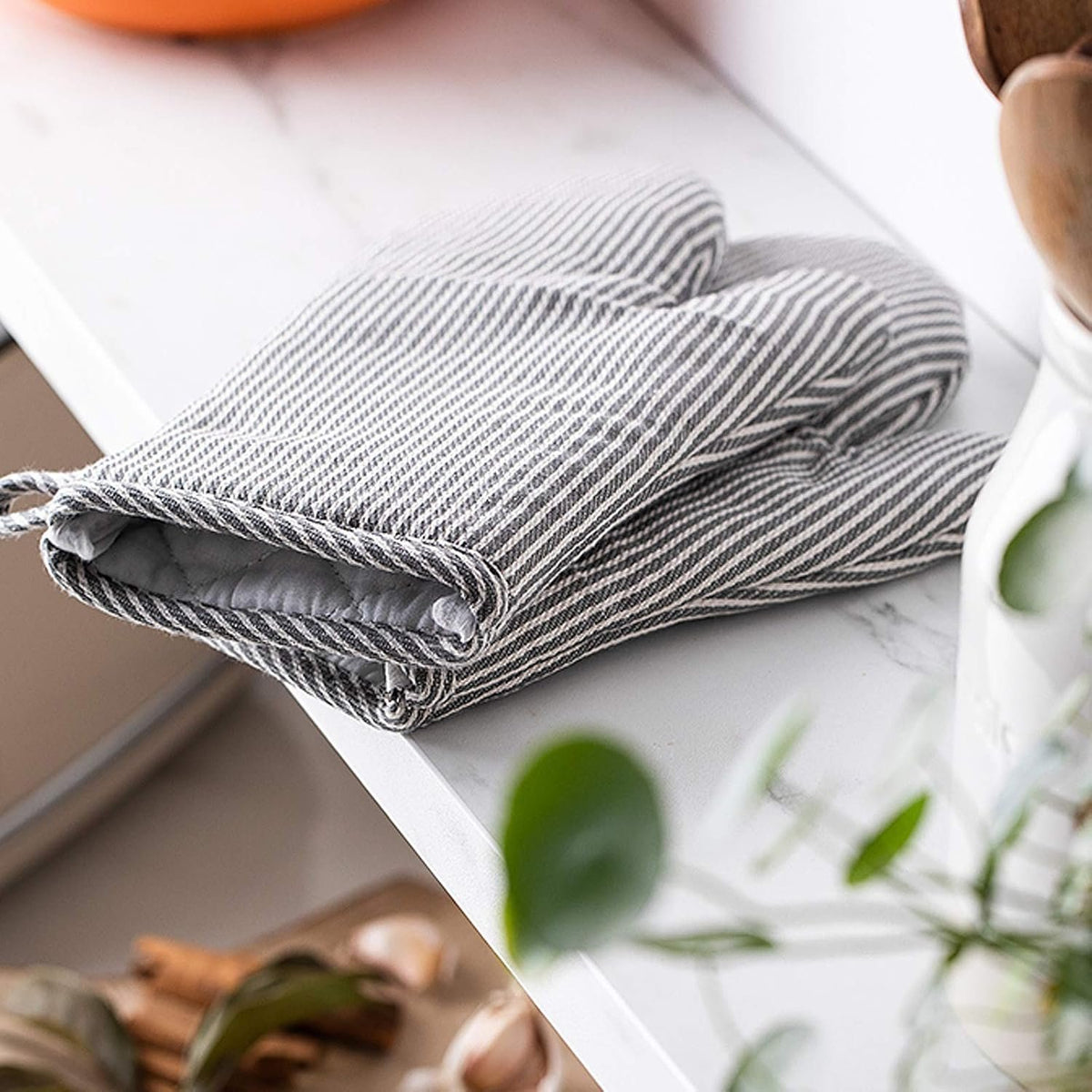 Heat Resistant Oven Mitts & Pot Holder Set