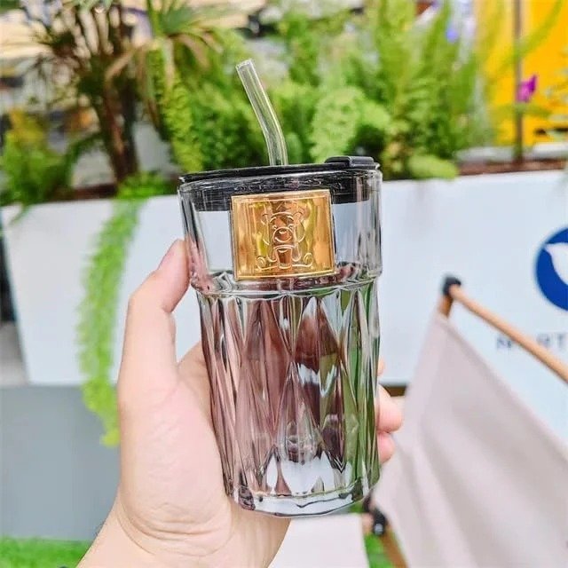 Diamond Pattern Glass Cup – Elegant Drinkware with Straw